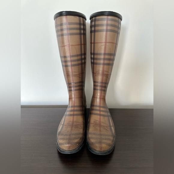Burberry Shoes - Burberry rain boots - Burberry rubber boots
Runs small - fits size 39